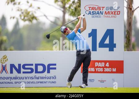 PATTAYA THAILAND - 15. APRIL: Suteepat Prateeptienchai aus Thailand schlägt sich beim dritten Lauf der Trust Golf Asian Mixed Stableford Challenge am Siam Country Club Waterside Course am 15. April 2022 in Pattaya, Thailand, auf dem 14.-Loch ab. (Foto von Orange Pictures/BSR Agency/Getty Images) Stockfoto