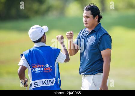 PATTAYA THAILAND - 15. APRIL: Sihwan Kim aus den Vereinigten Staaten dankt seinem Caddy auf dem Grün des 18.-Loch-Golfes während der dritten Runde der Trust Golf Asian Mixed Stableford Challenge auf dem Siam Country Club Waterside Course am 15. April 2022 in Pattaya, Thailand. (Foto von Orange Pictures/BSR Agency/Getty Images) Stockfoto