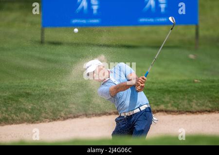 PATTAYA THAILAND - 15. APRIL: Rory Hie aus Indonesien spielt während der dritten Runde der Trust Golf Asian Mixed Stableford Challenge am Siam Country Club Waterside Course am 15. April 2022 in Pattaya, Thailand, einen Bunker auf das 13.-Loch. (Foto von Orange Pictures/BSR Agency/Getty Images) Stockfoto