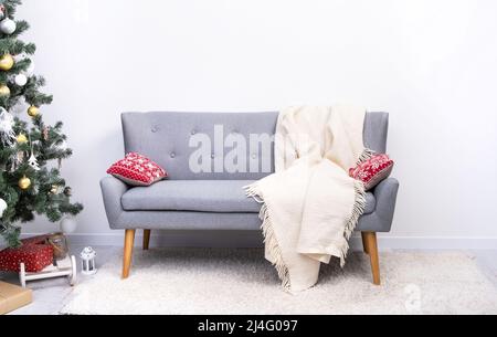 Sofa im Zimmer mit weihnachtsbaum Stockfoto