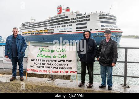 Cobh, Co. Cork, Irland. 15. April 2022. Als erstes Kreuzschiff, das den Hafen von Cork seit 3 Jahren besucht, kommt „Borealis“ heute Morgen am Cobh Cruise Terminal an. Die Protestgruppe „Save Cobh Right of Way“, bestehend aus Roy Collins, Dermot Cahill und Liam O'Sullivan, veranstaltete einen kleinen Protest gegen die Schließung des öffentlichen Vorfahrtsrechts durch den Hafen von Cork, wenn die Kreuzschiffe festmachen. Quelle: AG News/Alamy Live News Stockfoto