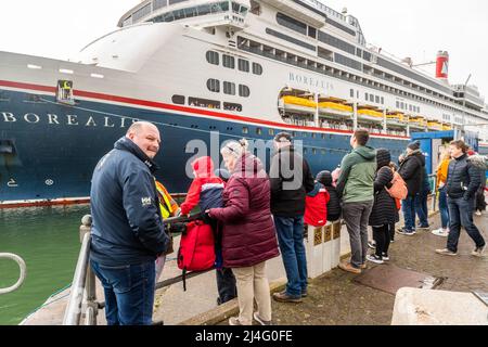 Cobh, Co. Cork, Irland. 15. April 2022. Als erstes Kreuzschiff, das den Hafen von Cork seit 3 Jahren besucht, kommt „Borealis“ heute Morgen am Cobh Cruise Terminal an. Massen von Menschen schauten sich aus, um das Schiff beim Eintreffen zu beobachten. Quelle: AG News/Alamy Live News Stockfoto