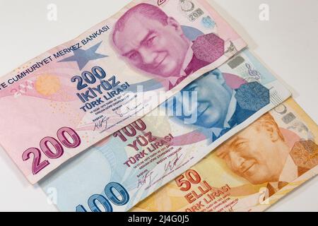 200, 100 und 50 türkische Lira-Banknoten mit Atatürks Porträt. Business-, Finanz-, Sparkonzept. Stockfoto