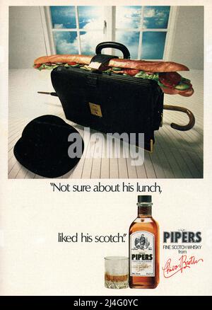 Zeitschriftenwerbung für 100 Pipers Scotch Whisky, mit einem Melonenhut und einem kurzen Koffer richtet er sich eindeutig an Geschäftsleute, Melonenhüte wurden bis in die 1990er Jahre von konservativen Stadtherren getragen. Großbritannien, 27. Mai 1979 Stockfoto