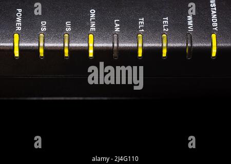 ADSL-Modem mit Status-LED. Einige leds sind aktiv und grün. Stockfoto