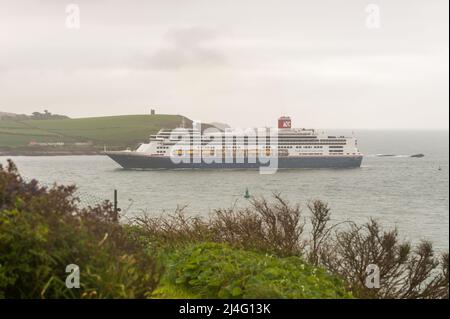 Roches Point, Co. Cork, Irland. 15. April 2022. Als erstes Kreuzschiff, das den Hafen von Cork seit 3 Jahren besucht, passiert „Borealis“ heute Morgen Roches Point auf dem Weg zum Hafen am Cobh Cruise Terminal. Das Schiff startet heute Abend um 5pm Uhr in Cobh und fährt nach Galway. Quelle: AG News/Alamy Live News. Stockfoto