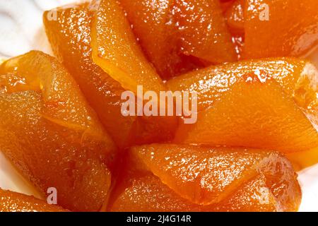 Bittere Orange, Sevilla Orange Dessert auf einem weißen Teller. Traditionelle mediterrane Küche Dessert Nahaufnahme. Traditionelles türkisches Dessert. Stockfoto