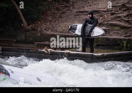 München, Deutschland - 20. Dezember 2021: Surfer in der Stadt München ist berühmt für seine Surfer in der Stadt Eisbach. Stockfoto