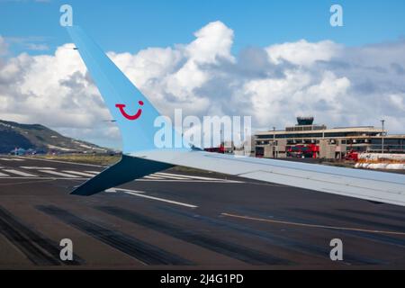 Flughafen La Palma, Spanien - 09. März 2022: Flugzeugflügel rollt auf der Landebahn Flughafen La Palma, bereit zum Flug Stockfoto