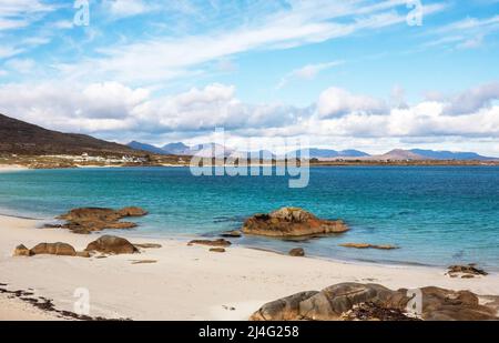 Schöner Blick auf Gurteen Beach, Öffentlicher Strand in Roundstone mit weißem Sandstrand und ruhigem Wasser, Connemara, Co. Galway, Irland Stockfoto