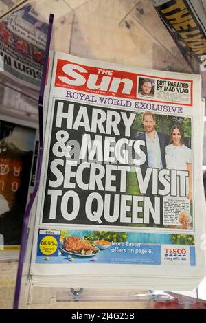 Die Sun-Zeitung titelte Prinz 'Harry & Meg's Secret Visit to Queen' auf einem Zeitungsstand 15. April 2022 London England Großbritannien Stockfoto