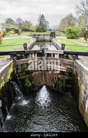 Zimmermannsschleuse am Leeds & Liverpool Kanal in der Nähe von Gargrave, Abschnitt von hier nach Gargrave wird ab April 2022 abgelassen Stockfoto