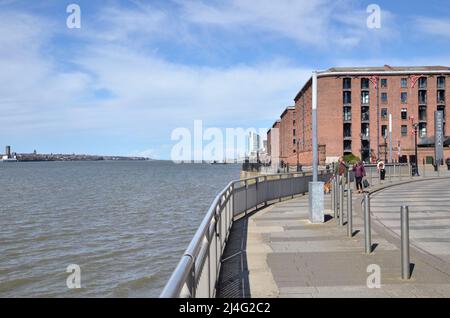 Albert Dock und der Fluss Mersey in Liverpool Stockfoto
