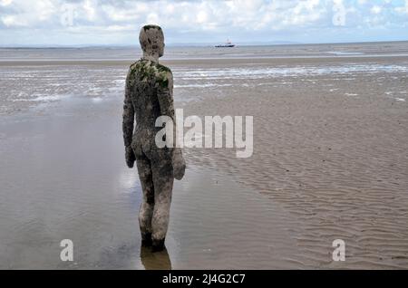 Statuen am Crosby Beach in Merseyside, Teil der Installation Another Place des Bildhauers und Künstlers Antony Gormley Stockfoto