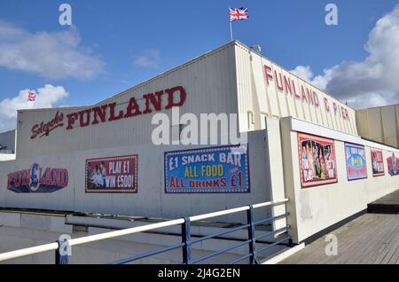 Funland Amusement Arcade am Southport Pier in Merseyside. Mit 1.000 Metern ist sie die zweitlängste in Großbritannien. Stockfoto