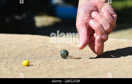 Crawley , Sussex UK 15. April 2022 - Aktion von der World Marbles Championship im Greyhound Pub in Tinsley Green , Crawley heute statt. Die Meisterschaft wird traditionell jeden Karfreitag gespielt und ist in diesem Jahr nach einer Pause wegen Covid-19 wieder da : Credit Simon Dack / Alamy Live News Stockfoto