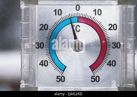 Das Außenthermometer zeigt die negative Temperatur in Grad Celsius an. Nahaufnahme mit selektivem Fokus Stockfoto