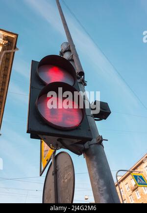 Ampel für Fußgänger mit Zeitschaltuhr zeigt rotes Stoppsignal, Nahaufnahme vertikal Stockfoto