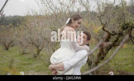 Hochzeitsfotografie. Aktion. Eine Hochzeit in der Natur mit zwei jungen und schönen Menschen, einige werden im Wald fotografiert und andere neben dem Auto Stockfoto