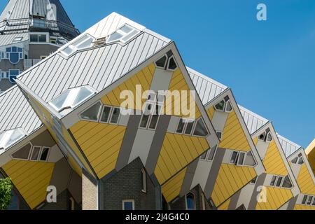 ROTTERDAM, NIEDERLANDE, 11. MAI 2018: Ein Blick von unten auf die kubischen Häuser in Rotterdam, am 11. Mai 2018. Stockfoto