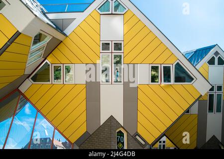 ROTTERDAM, NIEDERLANDE, 11. MAI 2018: Ein Blick von unten auf die kubischen Häuser in Rotterdam, am 11. Mai 2018. Stockfoto