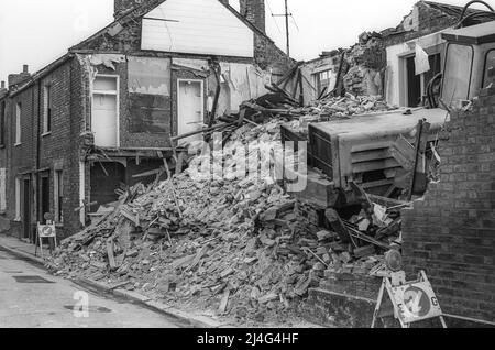 Archivfoto von verdarben & teilweise abgerissenen Häusern in der Kirby Street, King's Lynn. Das Bild ist ein Scan des ursprünglichen Schwarzweiß-Negativs, das im Februar 1976 aufgenommen wurde. Stockfoto