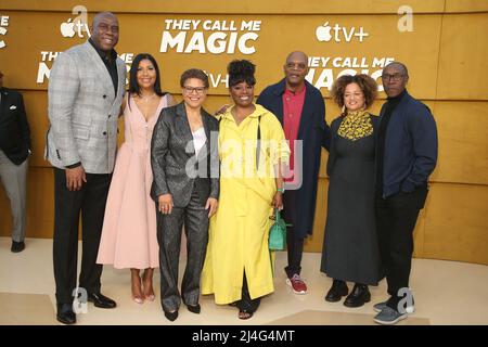 Los Angeles, Ca. 14. April 2022. Magic Johnson, Cookie Johnson, Karen Bass, Latanya Richardson, Samuel L. Jackson, Bridgid Coulter, Don Cheadle, bei der Apple TV-Premiere von They Call Me Magic am 14. April 2022 im Village Regency Theatre in Los Angeles, Kalifornien. Quelle: Saye Sadou/Media Punch/Alamy Live News Stockfoto