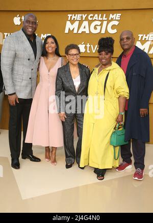 Los Angeles, Ca. 14. April 2022. Magic Johnson, Cookie Johnson, Karen Bass, Latanya Richardson, Samuel L. Jackson, Bei der Apple TV-Premiere von They Call Me Magic am 14. April 2022 im Village Regency Theater in Los Angeles, Kalifornien. Quelle: Saye Sadou/Media Punch/Alamy Live News Stockfoto