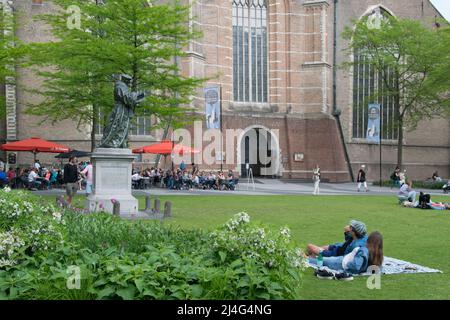 ROTTERDAM, NIEDERLANDE, 11. MAI 2018: Sonnentag Grotekerkplein Blick in Rotterdam, am 11. Mai 2018. Stockfoto