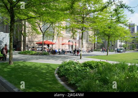 ROTTERDAM, NIEDERLANDE, 11. MAI 2018: Sonnentag Grotekerkplein Blick in Rotterdam, am 11. Mai 2018. Stockfoto