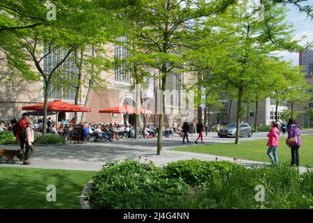 ROTTERDAM, NIEDERLANDE, 11. MAI 2018: Sonnentag Grotekerkplein Blick in Rotterdam, am 11. Mai 2018. Stockfoto