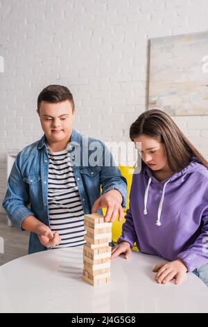 Teen Freunde mit Down-Syndrom spielen Holzklötze Spiel zu Hause Stockfoto