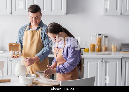 Paar mit Down-Syndrom Kochen zusammen in der Küche Stockfoto