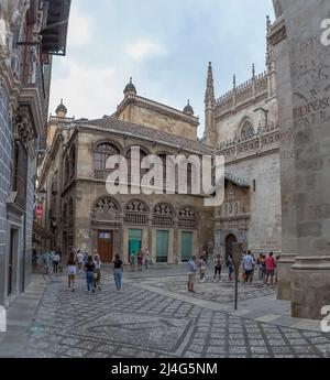 Granada Spanien - 09 14 2021: Blick auf die Fassade der Königlichen Kapelle von Granada, integriert in den Komplex der benachbarten Kathedrale von Granada, touris Stockfoto