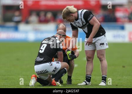 Danny Houghton #9 von Hull FC erhält in der ersten Halbzeit medizinische Betreuung Stockfoto