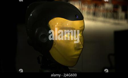 Konzept der künstlichen Intelligenz und moderner Technologien in der Robotik. HDR. Nahaufnahme eines Menschen wie der Kopf eines Roboters. Stockfoto