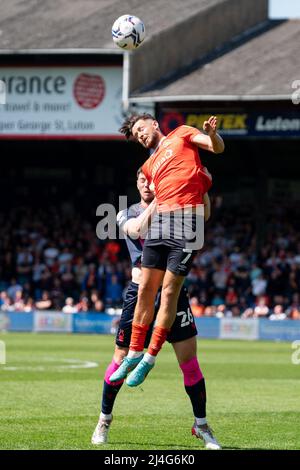 Harry Cornick #7 aus Luton Town kämpft mit Scott McKenna #26 aus Nottingham Forest Stockfoto