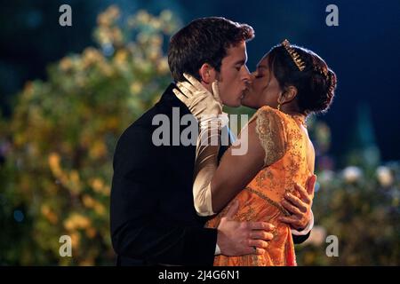 JONATHAN BAILEY und SIMONE ASHLEY in BRIDGERTON (2020), Regie: TOM VERICA, JULIE ANNE ROBINSON und SHEREE FOLKSON. Kredit: Shondaland / Album Stockfoto