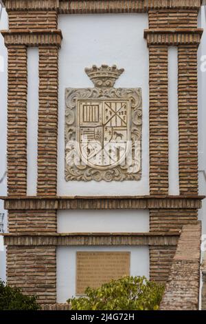 Frigiliana Stadtwappen auf einer Gebäudefassade Stockfoto