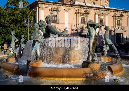 Spanien, Valencia, Plaza de la Virgen (Plaça de la Mare de Déu), Brunnen Font del Túria, dahinter die Basilika de la Marede DEU dels Desamparados Stockfoto