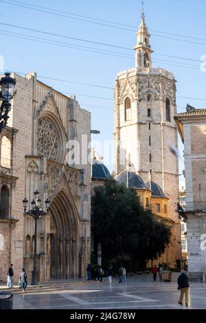 Spanien, Valencia, Plaza de la Virgen (Plaça de la Mare de Déu), Kathedrale, Puerta de los Apóstoles und der als El Micalet (span. El Migulete) beze Stockfoto