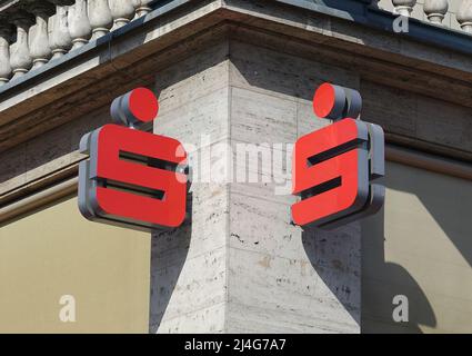 Berlin, Deutschland. 21. März 2022. Das Logo der Sparkasse an der Wand einer Filiale in der Karl-Marx-Allee. Quelle: Alexandra Schuler/dpa/Alamy Live News Stockfoto