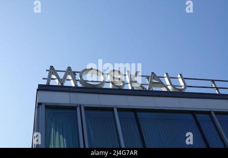 Berlin, Deutschland. 21. März 2022. Moskau im Cafe Moskau. Das Café Moskau ist ein denkmalgeschütztes Gebäude an der Ecke Karl-Marx-Allee 34 und Schillingstraße im Berliner Bezirk Mitte. Zu DDR-Zeiten enthielt es ein Nationalitätenrestaurant mit ausgewählten Gerichten einiger Völker der Sowjetunion und war ein beliebter Treffpunkt. Quelle: Alexandra Schuler/dpa/Alamy Live News Stockfoto
