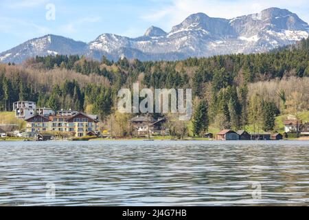 Wien. 14. April 2022. Das Foto vom 14. April 2022 zeigt einen Blick auf den Attersee, Buchenort, Österreich. Kredit: Guo Chen/Xinhua/Alamy Live Nachrichten Stockfoto