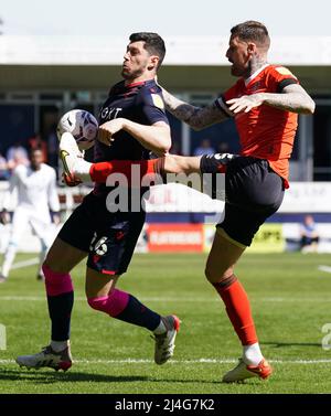 Scott McKenna (links) von Nottingham Forest und Sonny Bradley von Luton Town kämpfen beim Sky Bet Championship-Spiel in der Kenilworth Road, Luton, um den Ball. Bilddatum: Freitag, 15. April 2022. Stockfoto