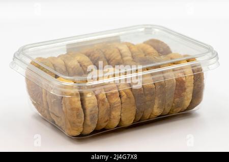 Gepackte getrocknete Feigen auf weißem Grund. Verpackte getrocknete Feigen zum Verkauf am Marktstand. Nahaufnahme Stockfoto