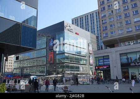 Berlin, Deutschland. 21. März 2022. Das Multiplex-Kino „Cinestar“ am Alexanderplatz. Der Kinobetreiber ist Marktführer in Deutschland. Quelle: Alexandra Schuler/dpa/Alamy Live News Stockfoto