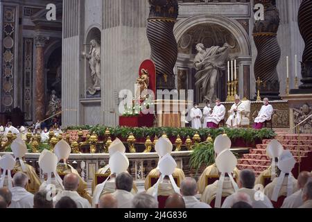 Vatikanstadt, Vatikanstadt. 14. April 2022. Weihnachtsmesse von Papst Franziskus am Morgen des Gründonnerstags in der Petersbasilika 14. April 2022 Quelle: dpa/Alamy Live News Stockfoto