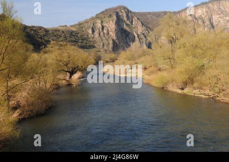 Fluss nahe im Naturreservat Rotenfels bei Bad Kreuznach Rheinland-pfälzisches Deutschland an Einem schönen Frühlingstag mit Klarem blauen Himmel und Ein paar Wolken Stockfoto