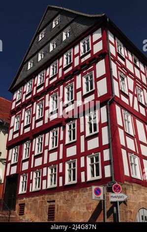 Rot-weißes Fachwerkhaus in Marburg Hessen an Einem schönen Frühlingstag mit Klarem blauen Himmel Stockfoto